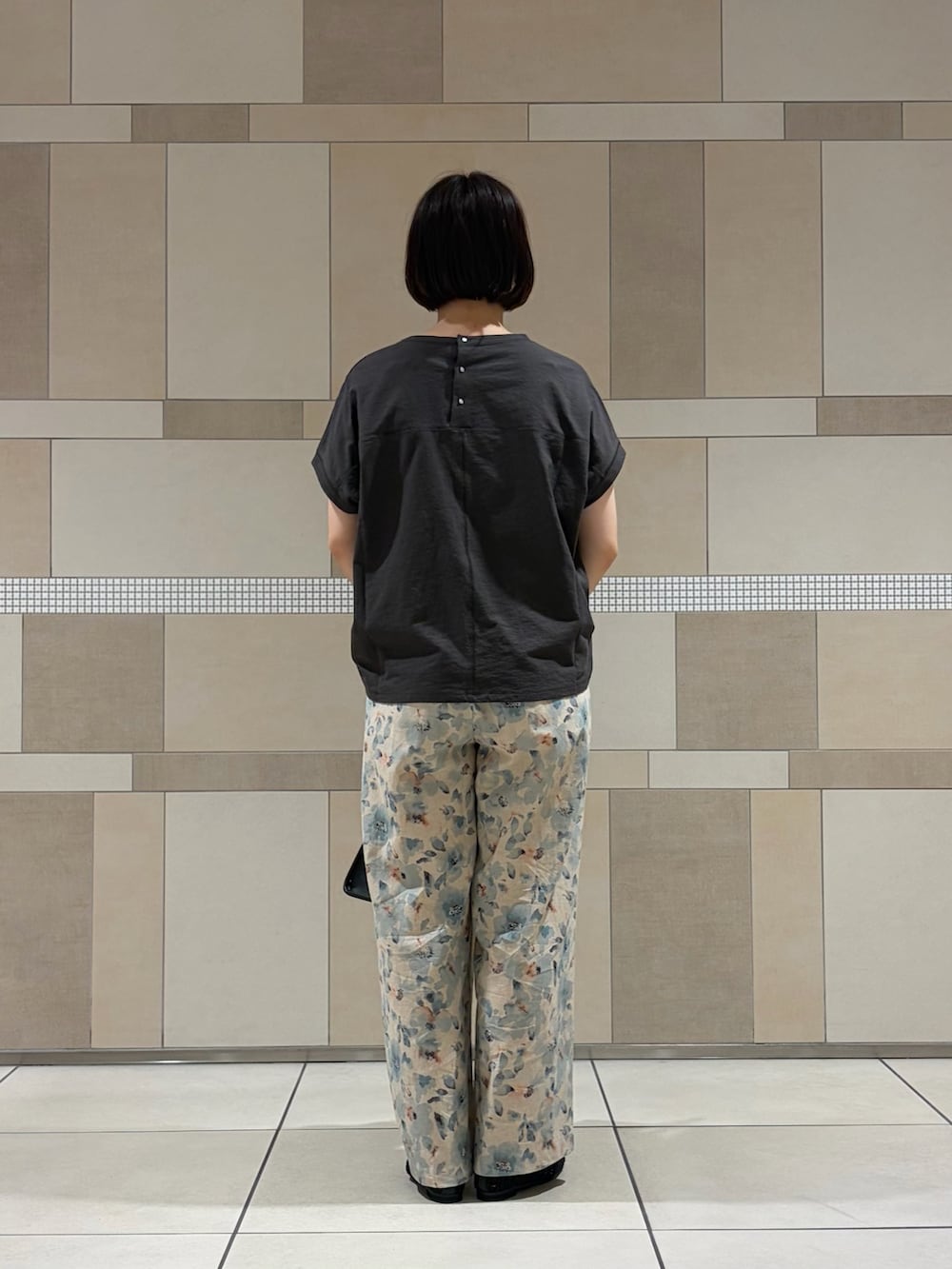 グレー系のTシャツ/カットソー、ブルー系のその他パンツ、ブラック系のバレエシューズを着用したレディースの夏コーディネートの4枚目の写真