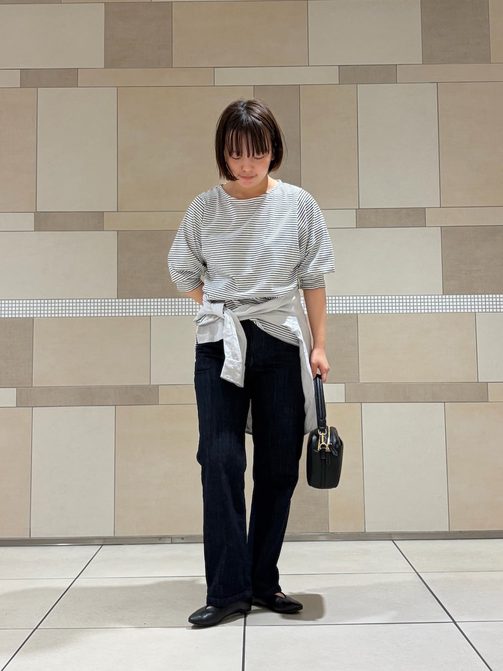 ホワイト系のTシャツ/カットソー、グレー系のシャツ/ブラウス、ブルー系のデニムパンツを着用したレディースの夏コーディネートの2枚目の写真