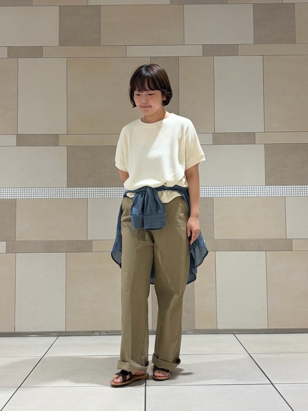 ベージュ系のTシャツ/カットソー、ベージュ系のその他パンツ、ブルー系のシャツ/ブラウスを着用したレディースの秋コーディネートの2枚目の写真