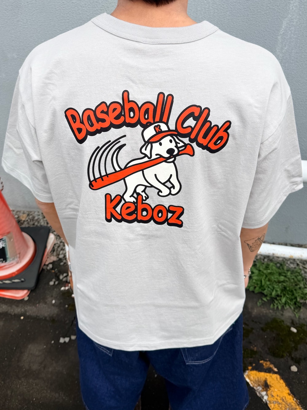 グレー系のTシャツ/カットソー、ブルー系のデニムパンツを着用したメンズの春コーディネートの4枚目の写真