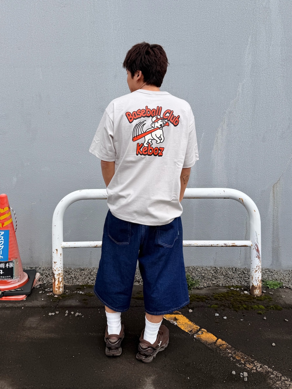 グレー系のTシャツ/カットソー、ブルー系のデニムパンツを着用したメンズの春コーディネートの2枚目の写真