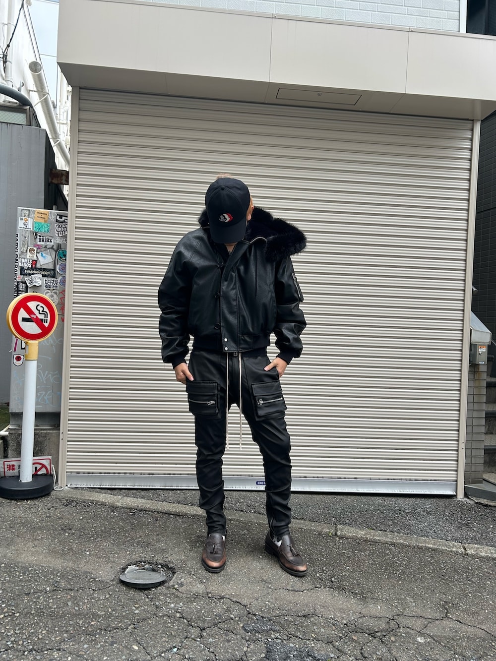 ブラック系のミリタリージャケット、ブラック系のその他パンツを着用したメンズの秋コーディネートの2枚目の写真