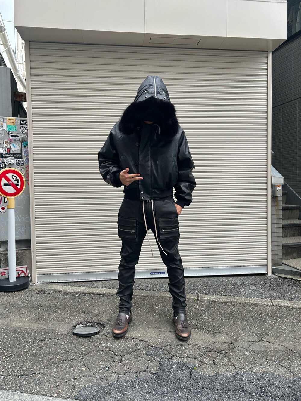 ブラック系のミリタリージャケット、ブラック系のその他パンツを着用したメンズの秋コーディネートの5枚目の写真