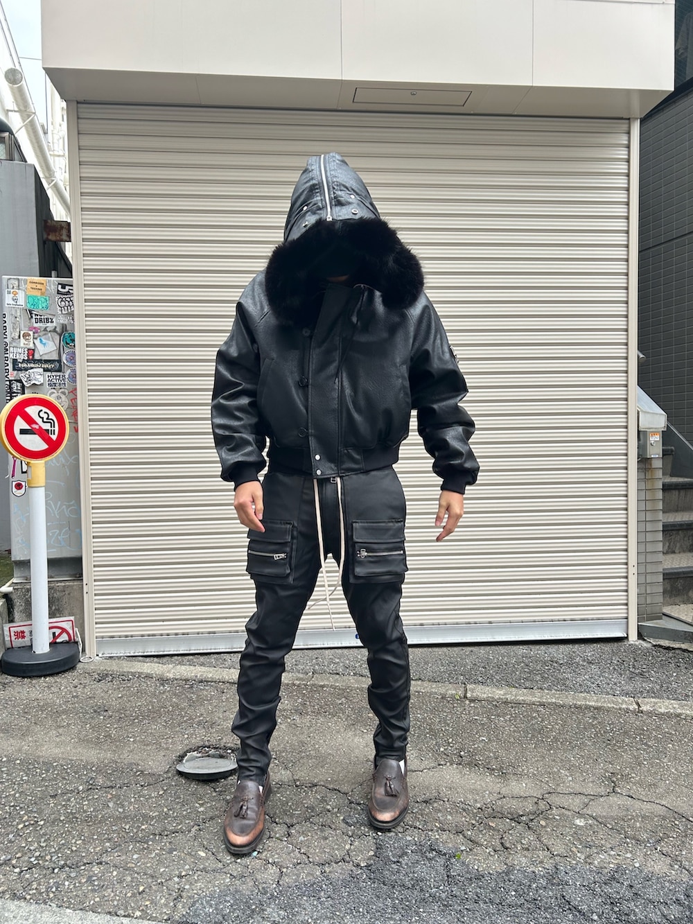 ブラック系のミリタリージャケット、ブラック系のその他パンツを着用したメンズの秋コーディネートの4枚目の写真