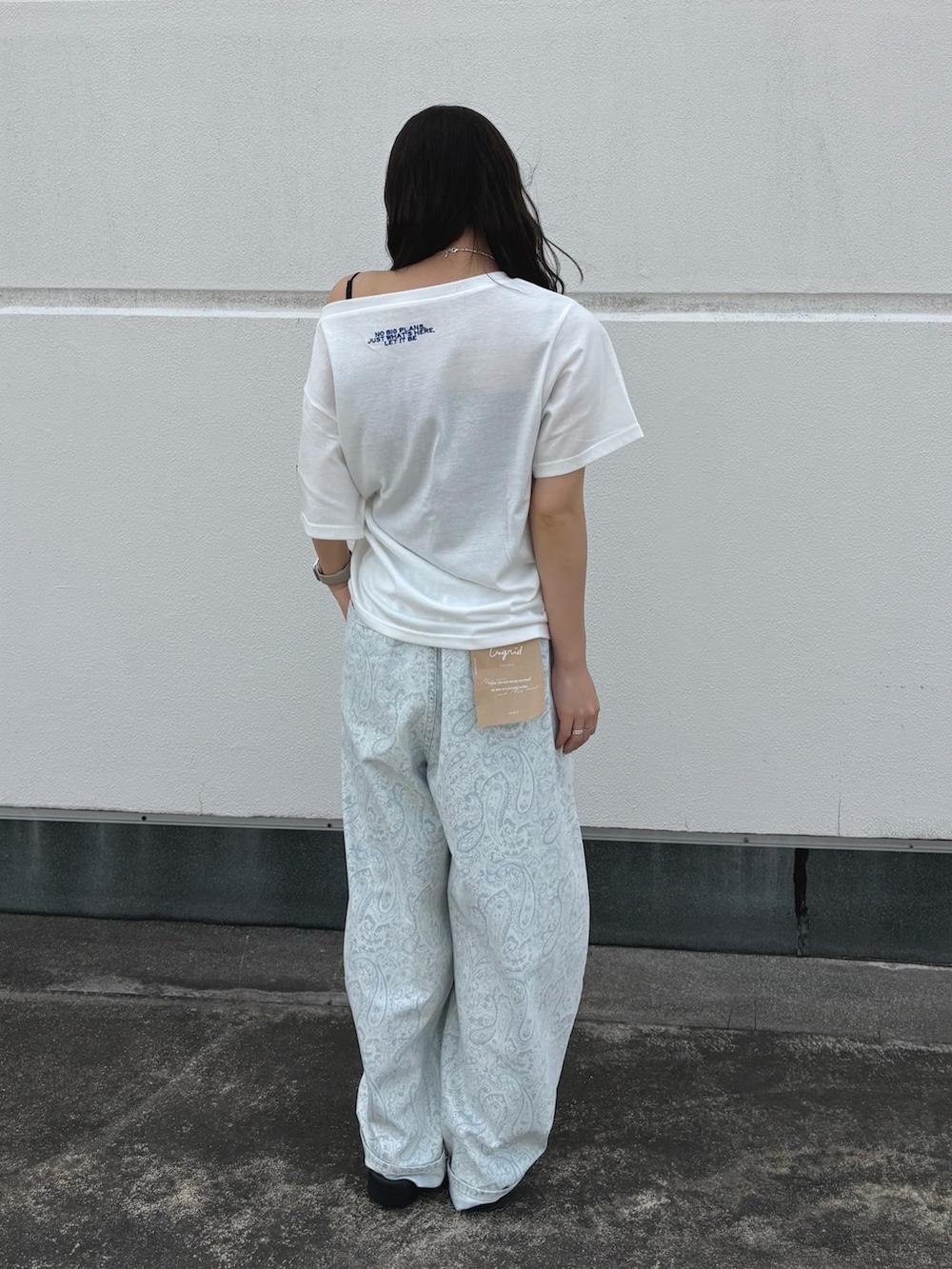 ブルー系のデニムパンツ、ホワイト系のTシャツ/カットソー、グレー系のサングラスを着用したレディースの夏コーディネートの2枚目の写真