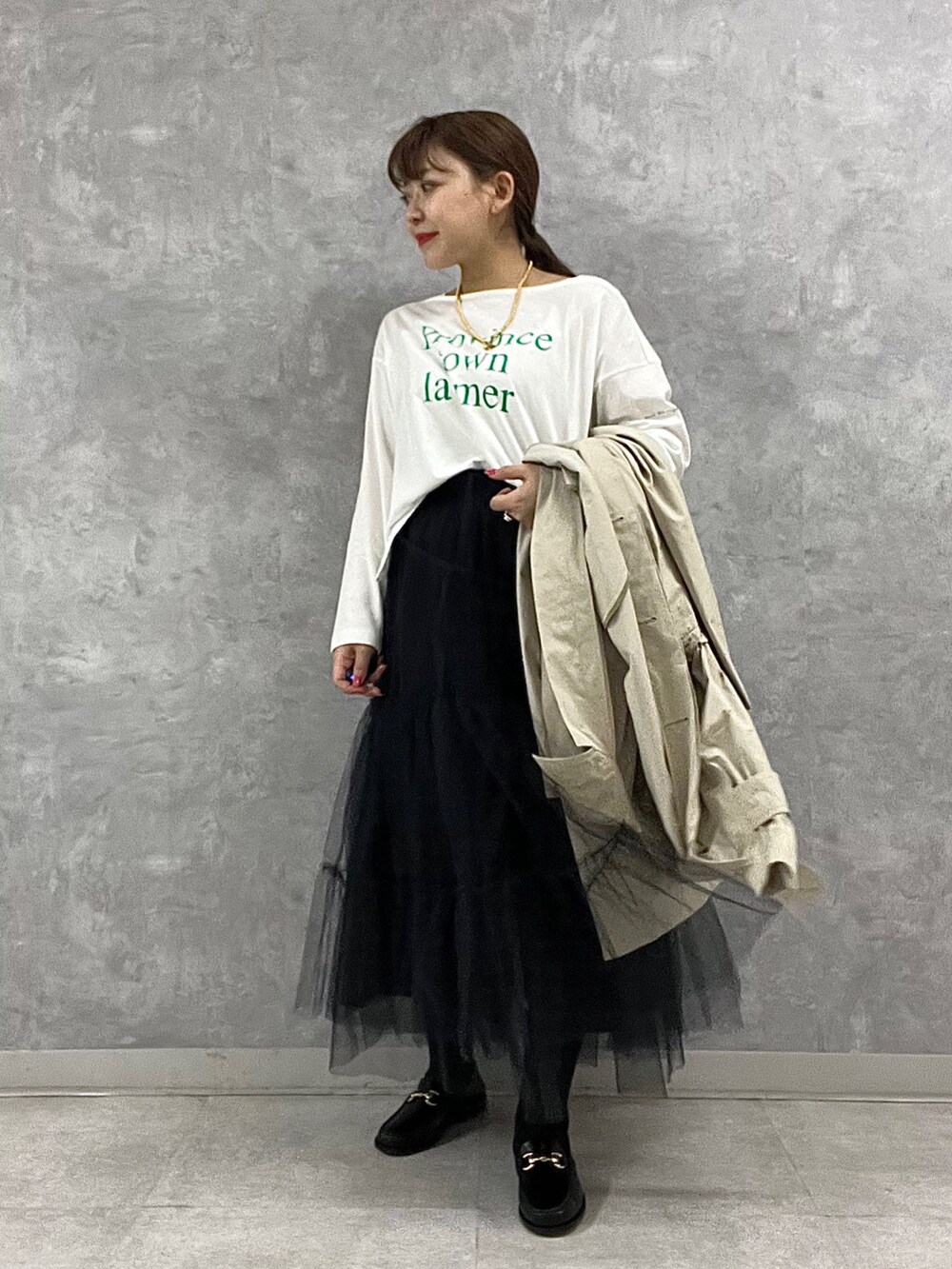 「abahouse、Rougevif、Rouge vif la cle(Rouge vif la cle)、ルージュヴィフ、ステンカラーコート、ロゴT、ロンT、スプリングコート、AULENTTI、ビットローファー、休日コーデ、チュールスカート、春コーデ」｜「Rouge vif Annaのマチ付ボートロゴロンTee（Tシャツ/カットソー、グリーン系）」を使った、Rihoさん（レディース・158cm）の春コーディネートの2枚目の写真