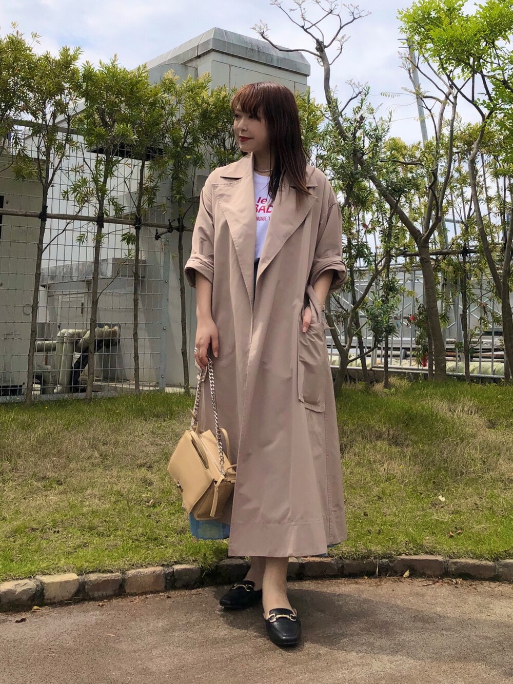 「abahouse、Rougevif、ルージュヴィフ、春コーデ、プリーツスカート、TICCA、お出かけコーデ、トレンチコート、Tシャツ、neque、カラースカート」｜「TICCAのTICCA 別注フレンチTシャツ（Tシャツ/カットソー、ホワイト系）」を使った、Rihoさん（レディース・158cm）の春コーディネートの2枚目の写真