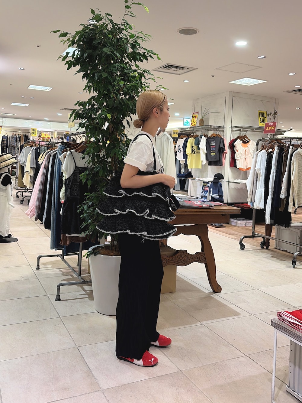 ホワイト系のTシャツ/カットソー、ブラック系のトートバッグ、ブラック系のスウェットパンツを着用したレディースの夏コーディネートの2枚目の写真