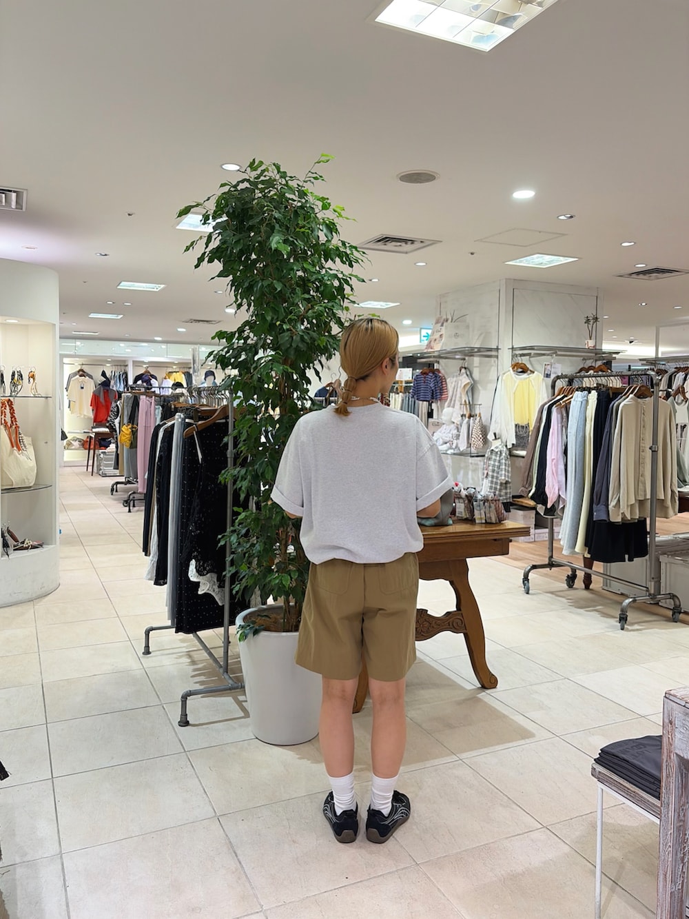 グレー系のTシャツ/カットソー、ベージュ系のその他パンツを着用したレディースの春コーディネートの2枚目の写真