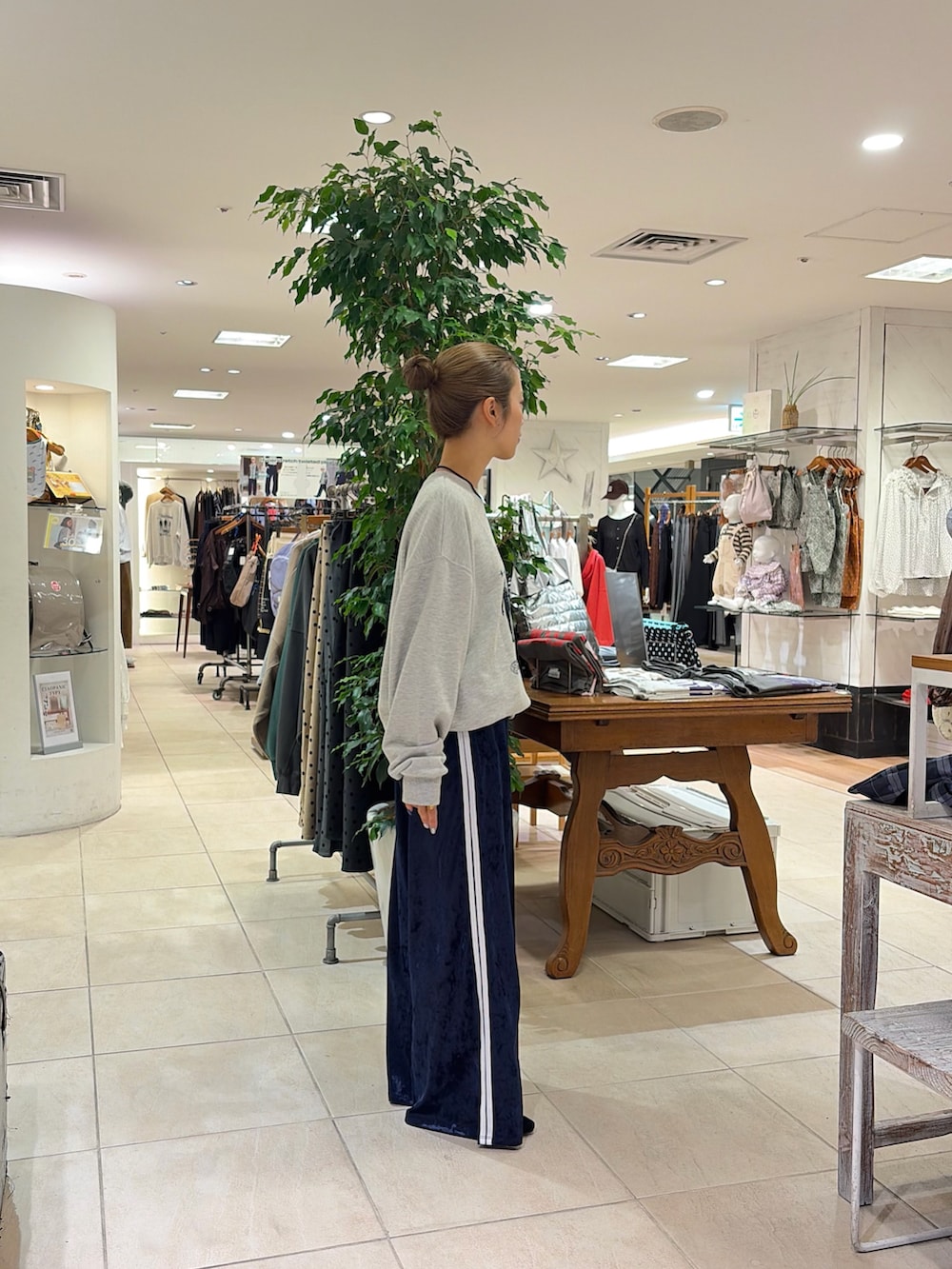 グレー系のスウェット、ブルー系のその他パンツ、ブラック系のパンプスを着用したレディースの秋コーディネートの2枚目の写真