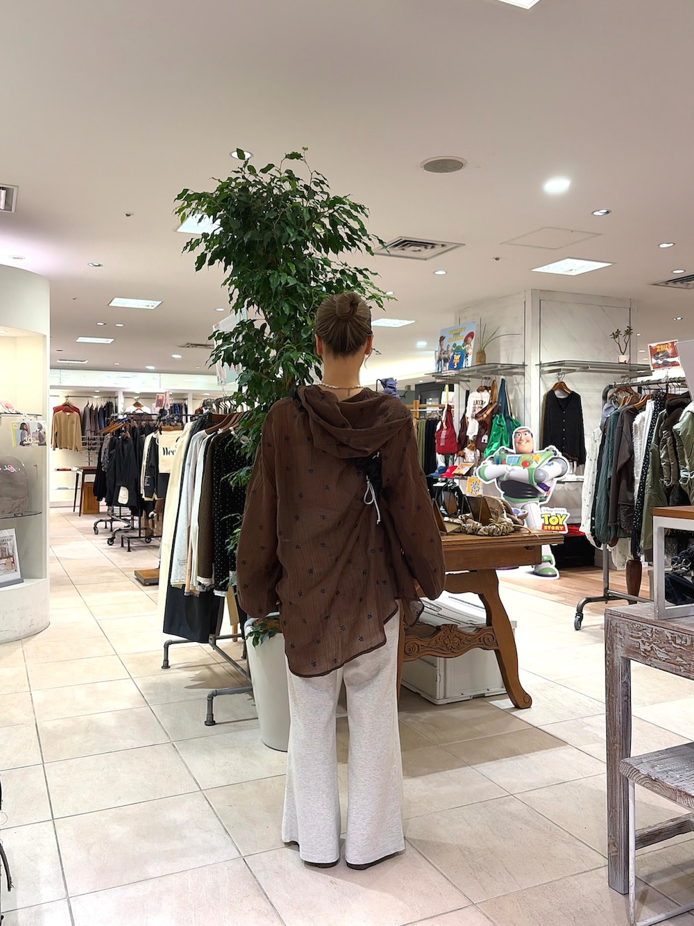 グレー系のその他パンツ、ブラック系のショルダーバッグ、ブラウン系のシャツ/ブラウスを着用したレディースの秋コーディネートの2枚目の写真