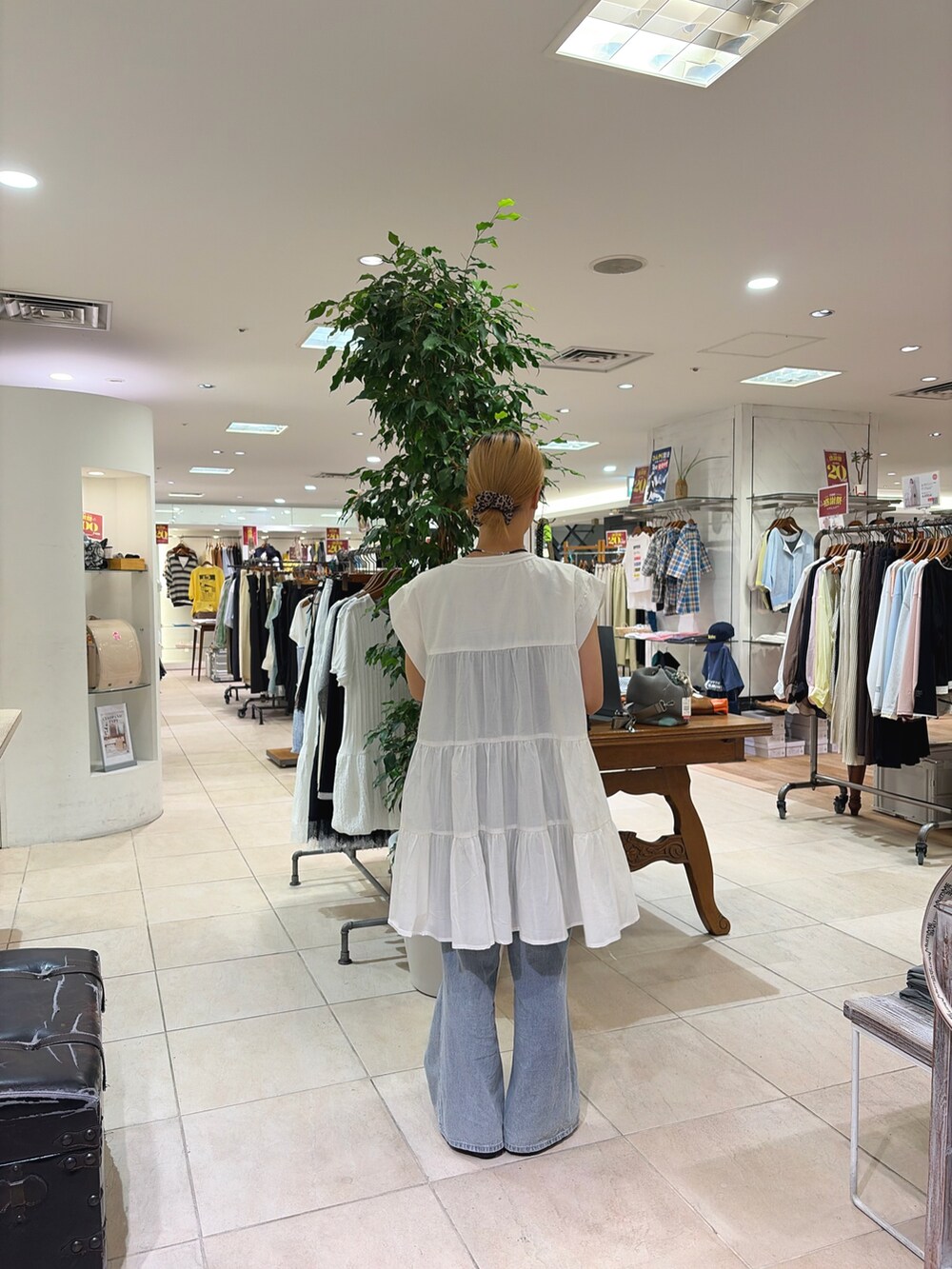 ホワイト系のシャツ/ブラウス、ブルー系のデニムパンツ、グレー系のショルダーバッグを着用したレディースの夏コーディネートの2枚目の写真