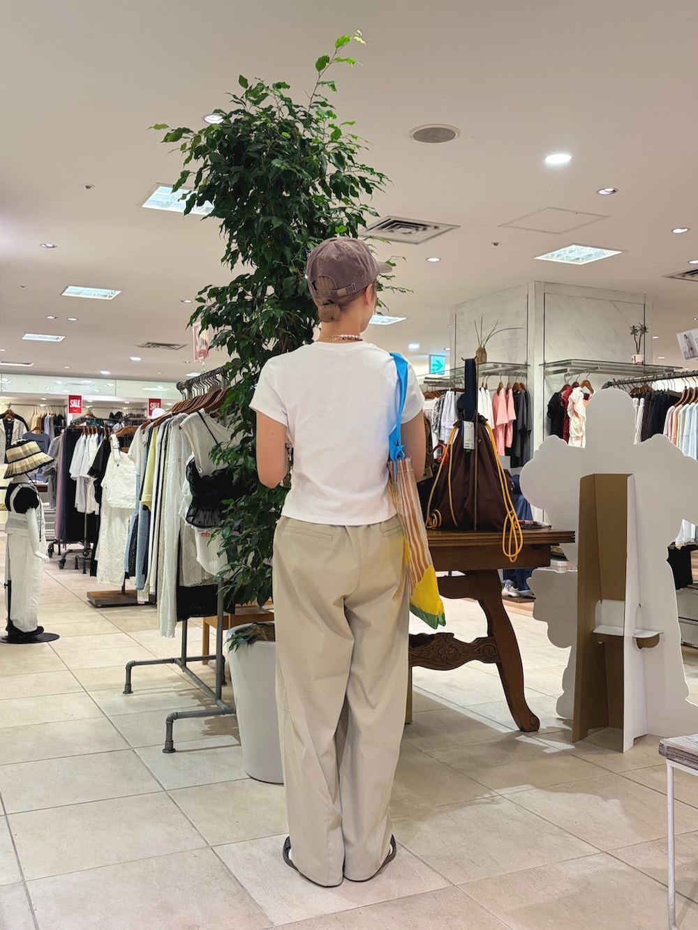 グリーン系のその他パンツ、ブラウン系のキャップ、ブラウン系のネックレスを着用したレディースの夏コーディネートの2枚目の写真