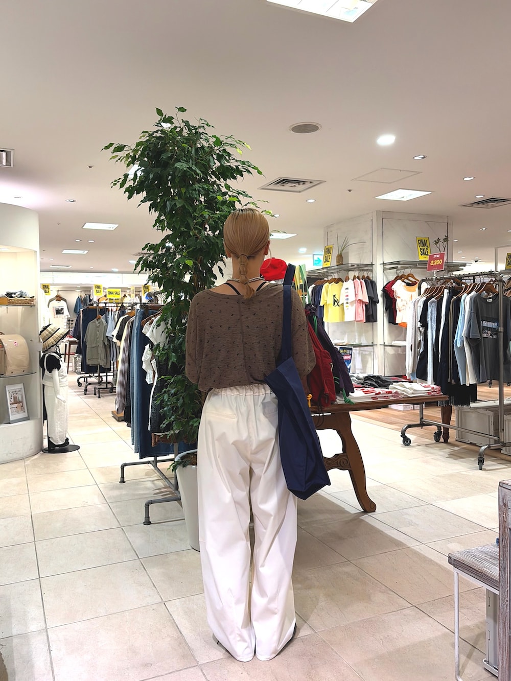 ブラウン系のTシャツ/カットソー、ホワイト系のその他パンツ、ブルー系のトートバッグを着用したレディースの夏コーディネートの3枚目の写真