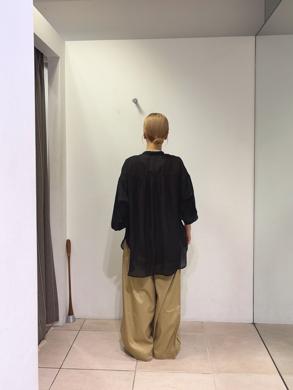 ブラック系のシャツ/ブラウス、レッド系のタンクトップ、ベージュ系のチノパンツを着用したレディースの夏コーディネートの2枚目の写真