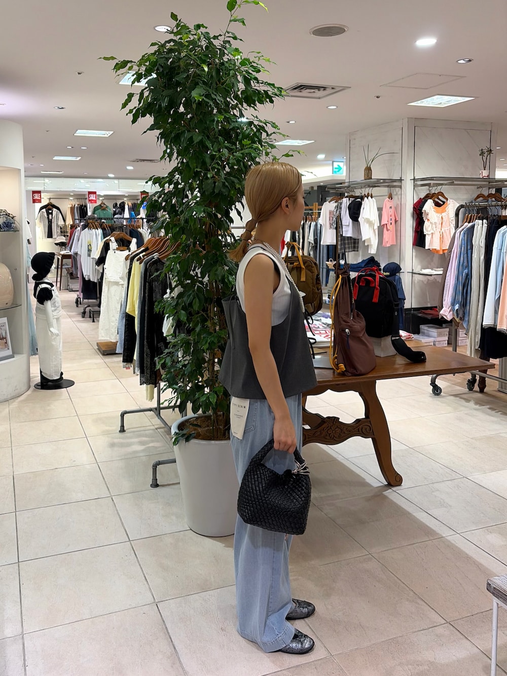 ホワイト系のタンクトップ、ブラック系のTシャツ/カットソー、ブラック系のショルダーバッグを着用したレディースの夏コーディネートの2枚目の写真