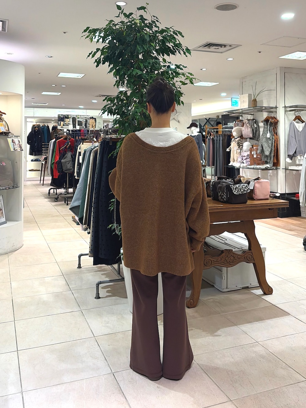 ホワイト系のTシャツ/カットソー、ブラック系のショルダーバッグ、ブラウン系のその他パンツを着用したレディースの秋コーディネートの2枚目の写真