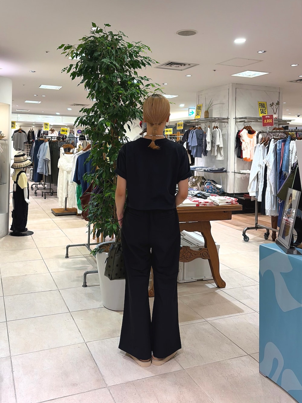 ブラック系のデニムパンツ、グリーン系のショルダーバッグ、ベージュ系のその他シューズを着用したレディースの夏コーディネートの3枚目の写真