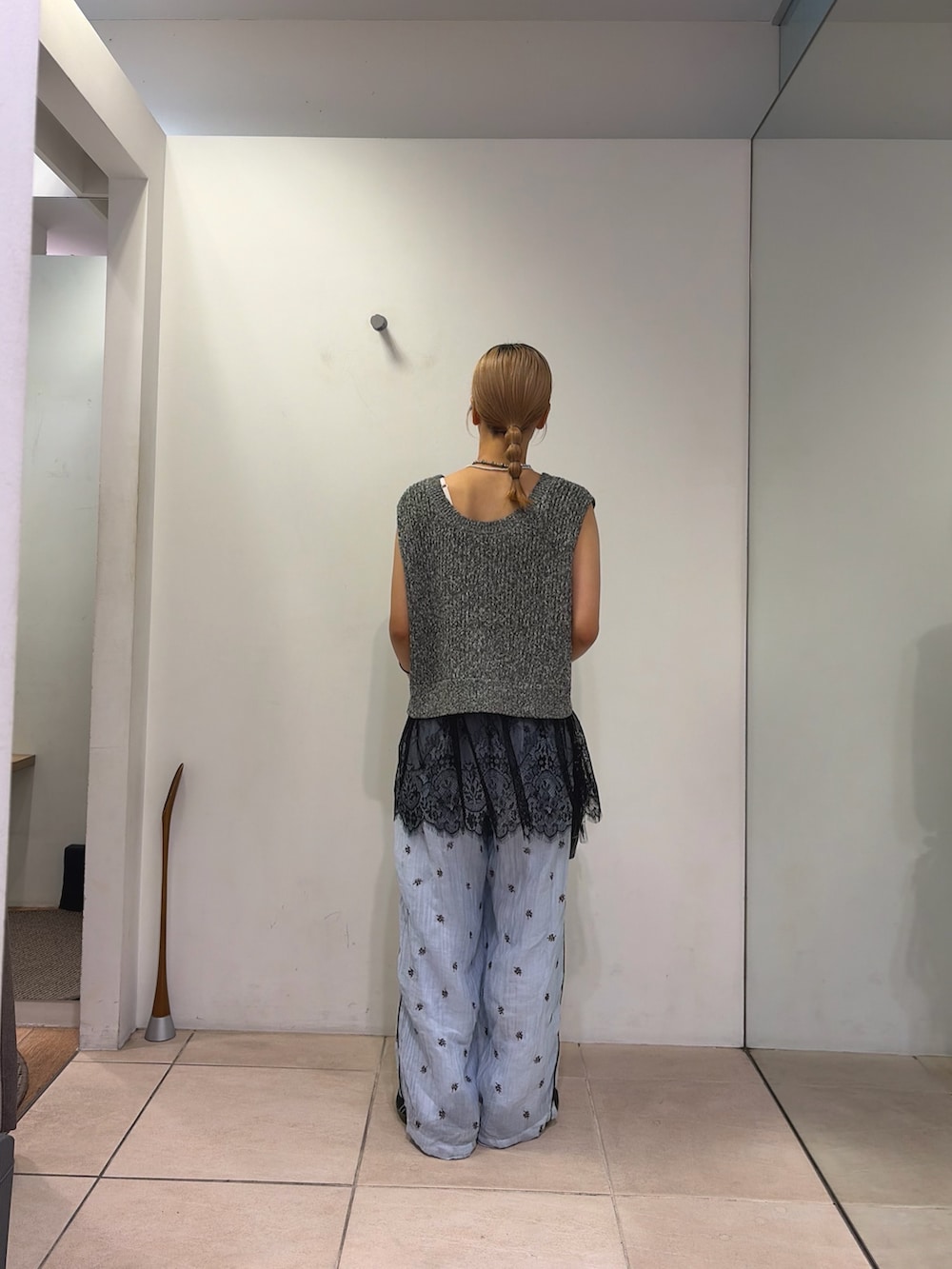 ブラック系のベスト、ブラック系のショルダーバッグ、ブルー系のその他パンツを着用したレディースの夏コーディネートの3枚目の写真