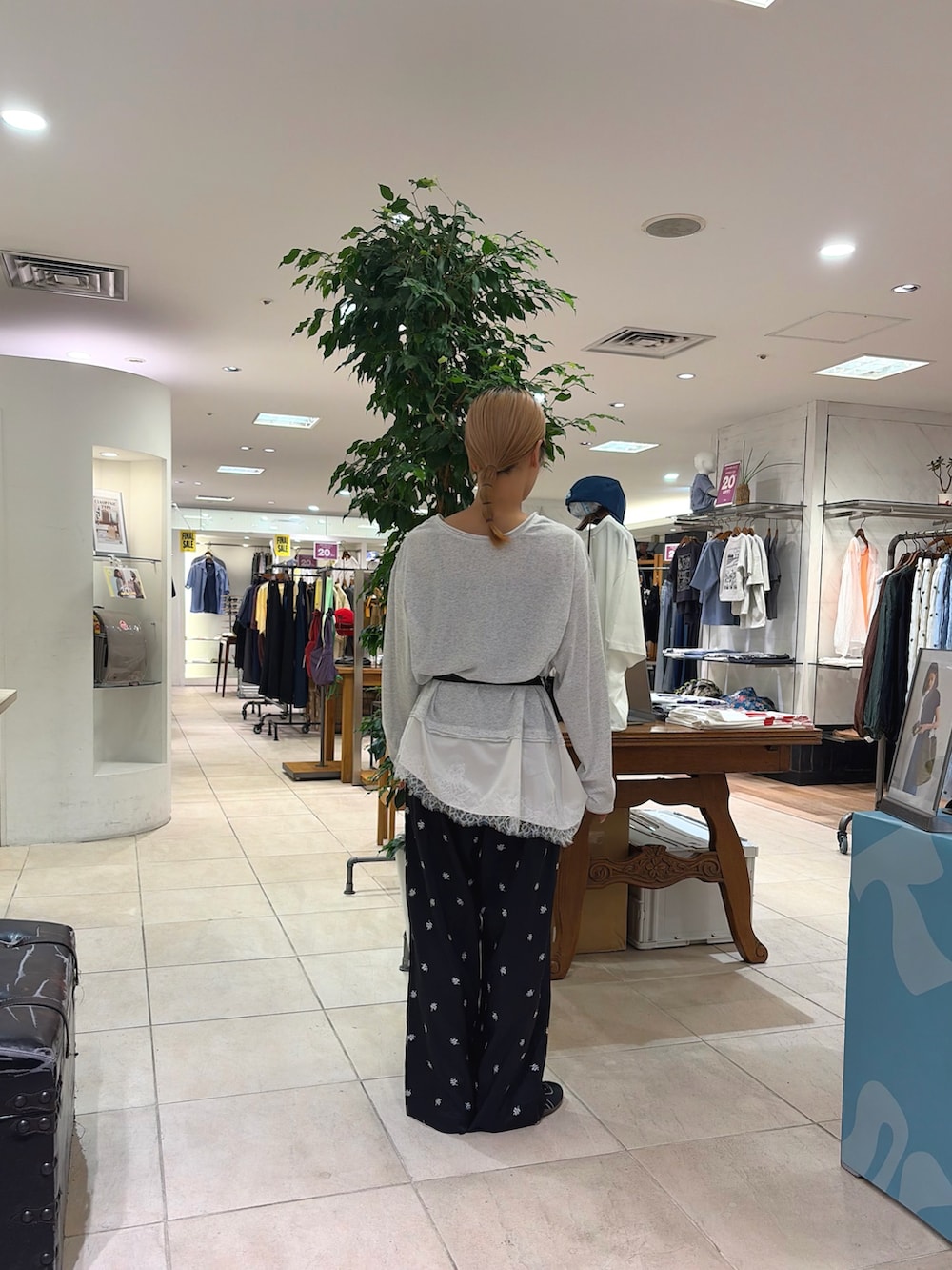 ホワイト系のTシャツ/カットソー、ブラック系のボディバッグ/ウエストポーチ、ブラック系のスラックスを着用したレディースの夏コーディネートの3枚目の写真