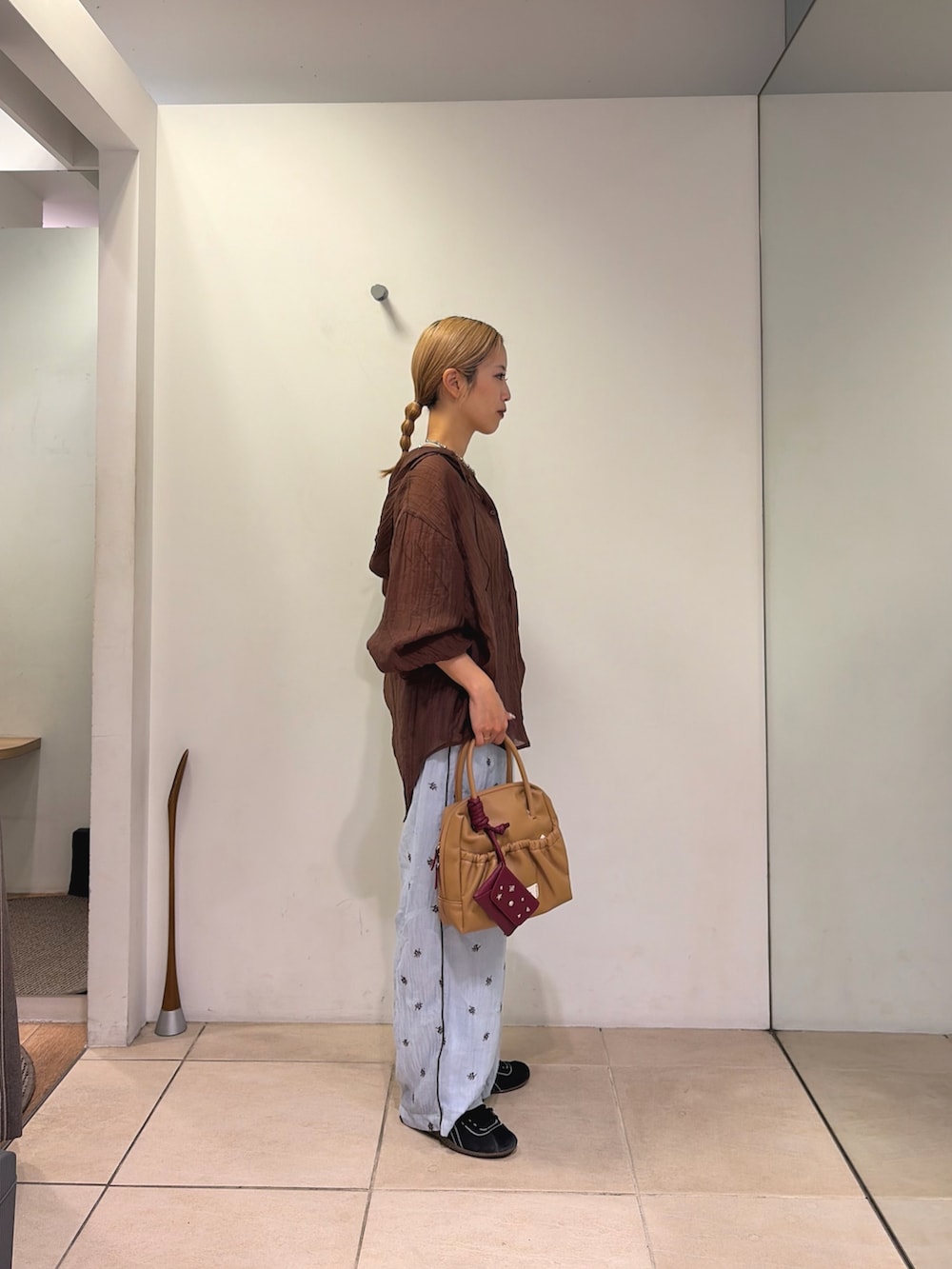 ブラウン系のシャツ/ブラウス、ブルー系のその他パンツ、イエロー系のショルダーバッグを着用したレディースの夏コーディネートの2枚目の写真