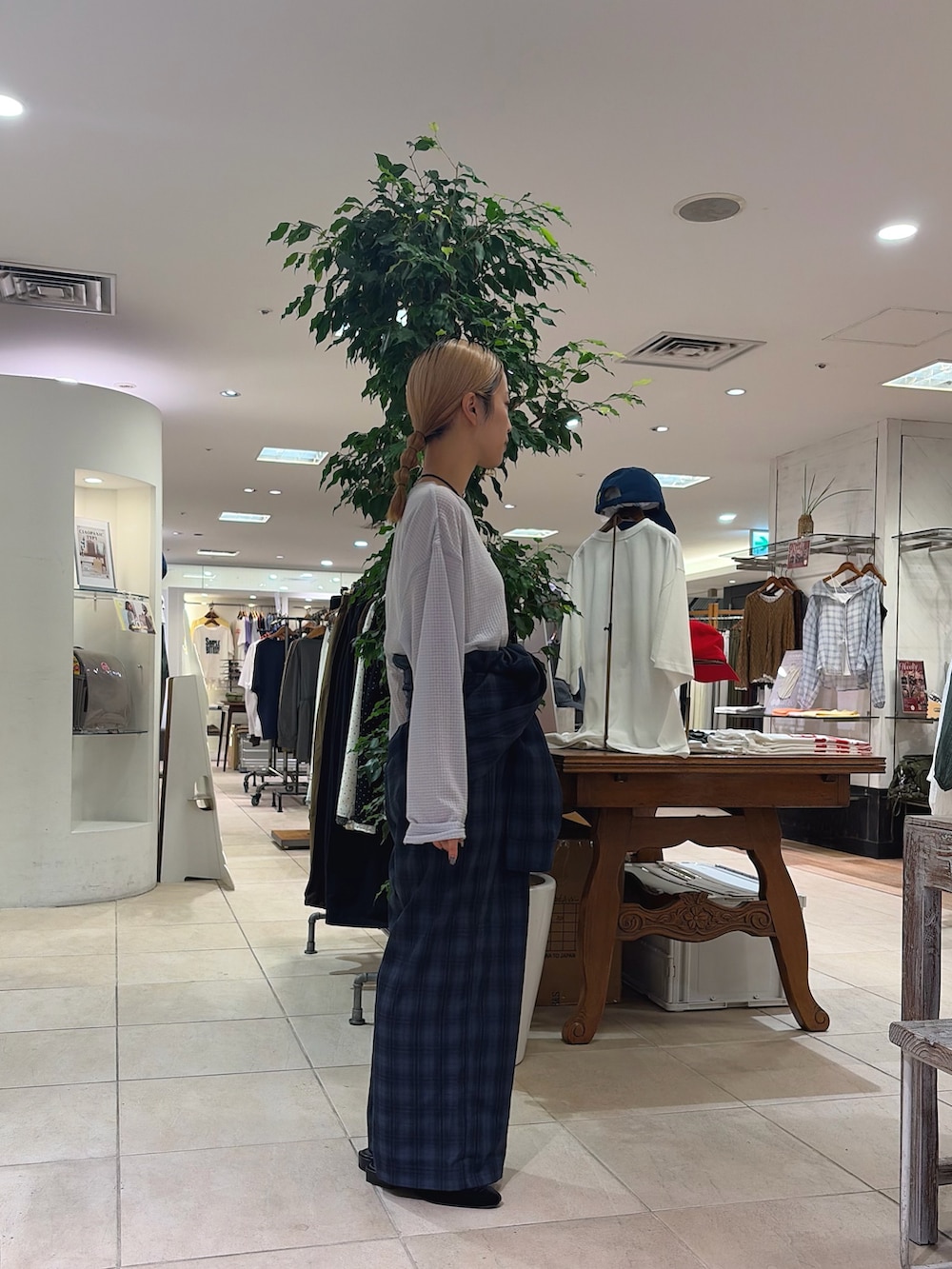 グレー系のTシャツ/カットソー、ブラック系のパンプス、ブルー系のサロペット/オーバーオールを着用したレディースの秋コーディネートの2枚目の写真