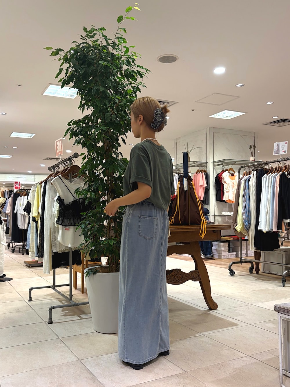 グリーン系のTシャツ/カットソー、ブルー系のスカート、ブラック系のローファーを着用したレディースの夏コーディネートの2枚目の写真
