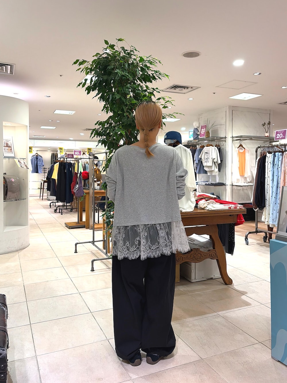 グレー系のTシャツ/カットソー、グリーン系のショルダーバッグ、ブラック系のその他パンツを着用したレディースの夏コーディネートの3枚目の写真