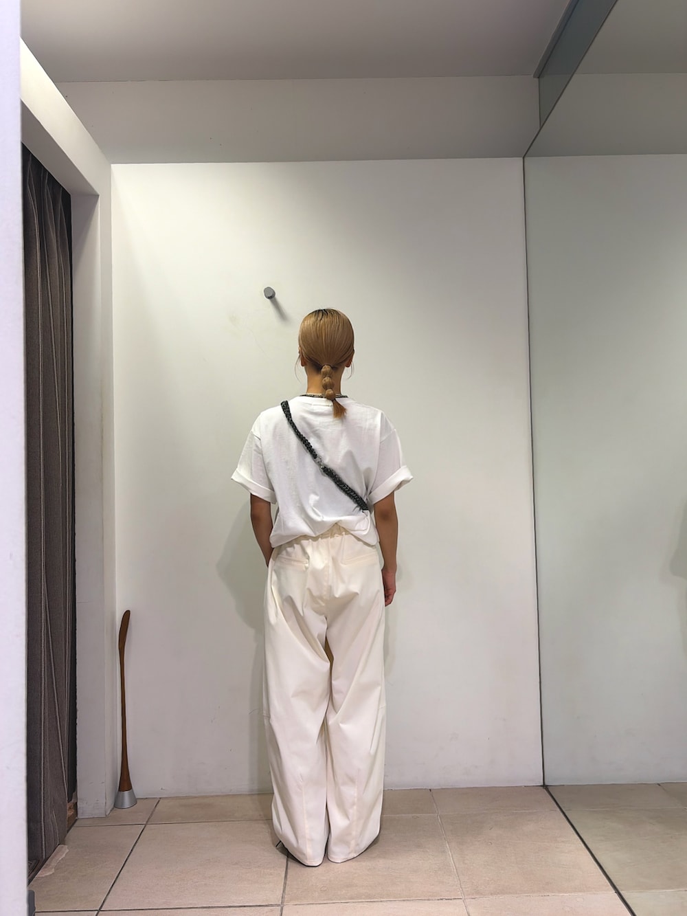ホワイト系のTシャツ/カットソー、ホワイト系のその他パンツ、ピンク系のスマホグッズを着用したレディースの夏コーディネートの2枚目の写真