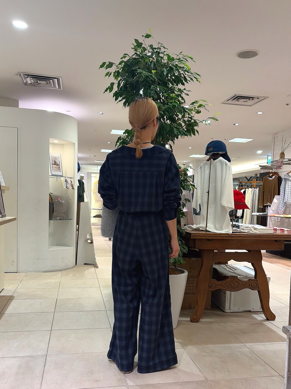 グレー系のTシャツ/カットソー、ブルー系のサロペット/オーバーオール、シルバー系のショルダーバッグを着用したレディースの秋コーディネートの3枚目の写真