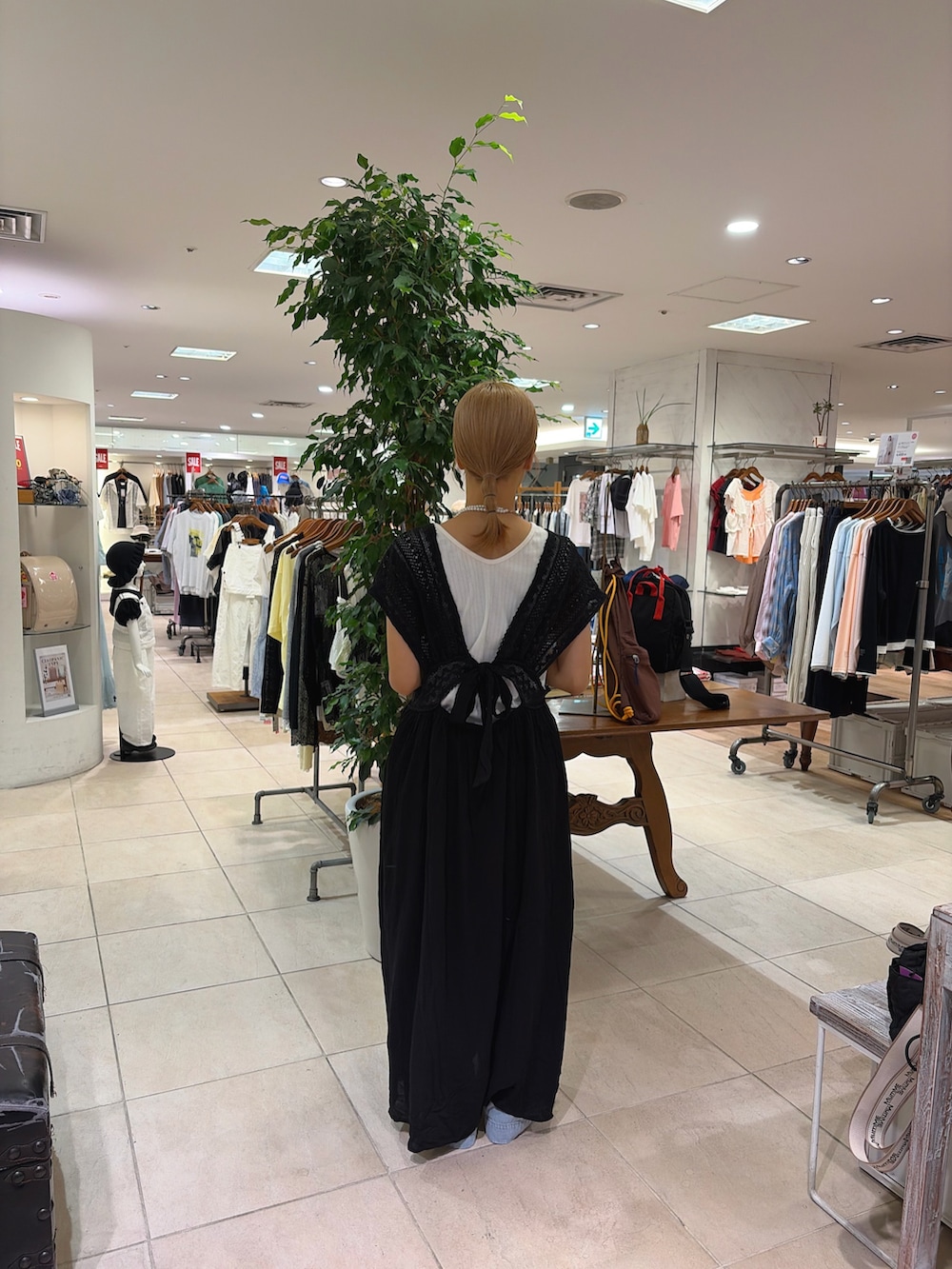 ブラック系のワンピース、ホワイト系のタンクトップ、レッド系のトートバッグを着用したレディースの夏コーディネートの2枚目の写真