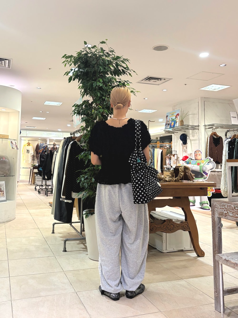 グレー系のスウェットパンツ、ブラック系のシャツ/ブラウス、ブラック系のショルダーバッグを着用したレディースの秋コーディネートの3枚目の写真