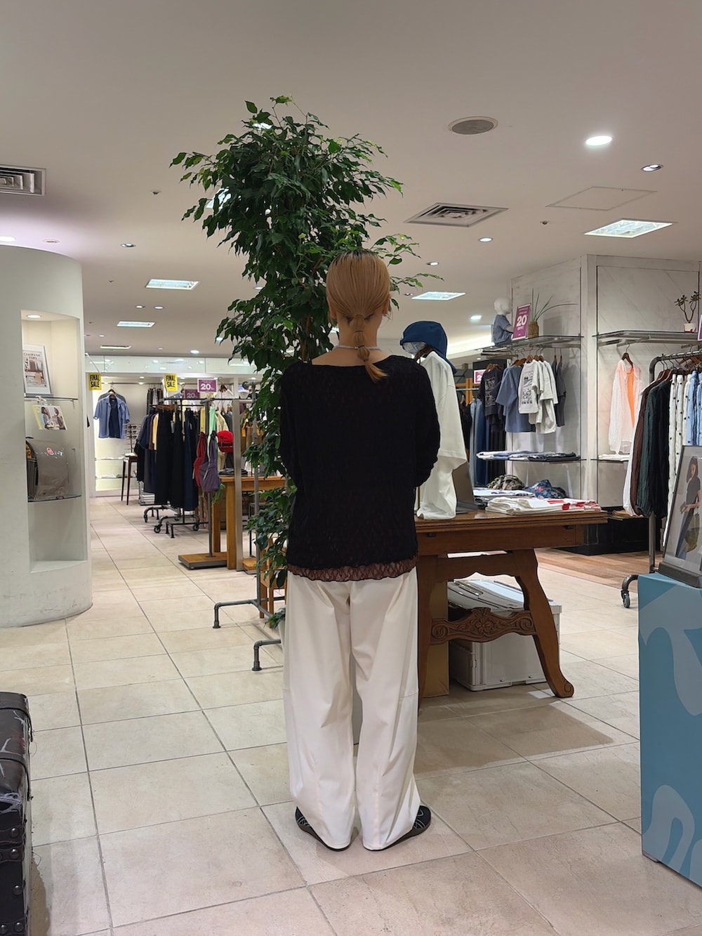 ホワイト系のその他パンツ、ブラック系のカーディガン/ボレロを着用したレディースの夏コーディネートの3枚目の写真