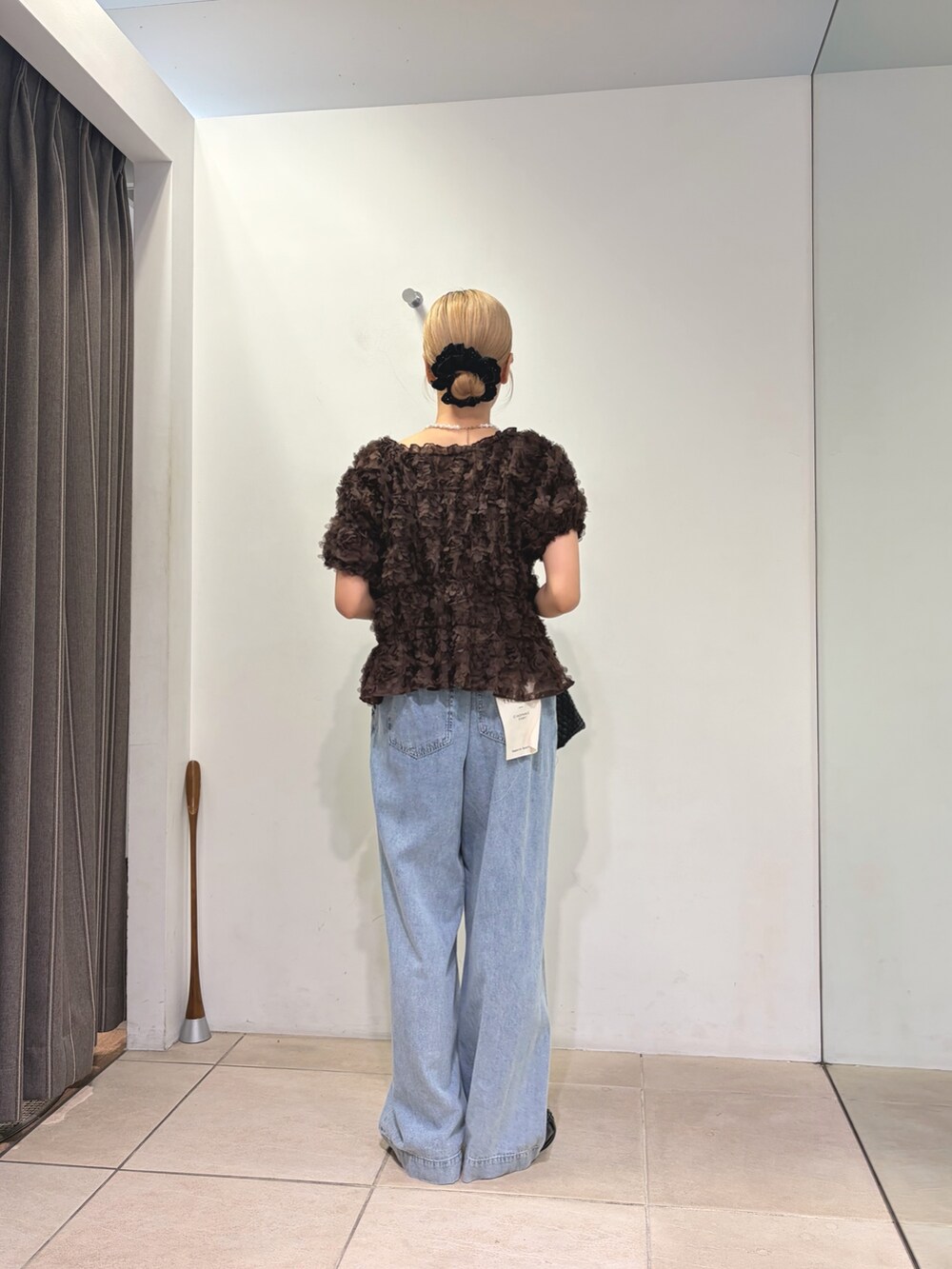 ブラウン系のシャツ/ブラウス、ブラック系のショルダーバッグ、ブルー系のデニムパンツを着用したレディースの夏コーディネートの2枚目の写真