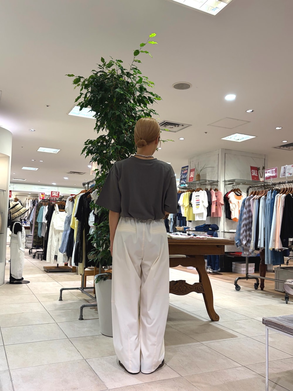 ブラック系のTシャツ/カットソー、ホワイト系のその他パンツ、ブラック系のトートバッグを着用したレディースの夏コーディネートの2枚目の写真
