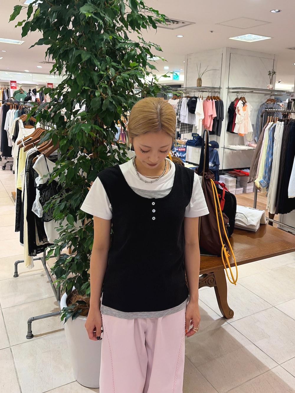 ブラック系のタンクトップ、ピンク系のその他パンツを着用したレディースの夏コーディネートの3枚目の写真