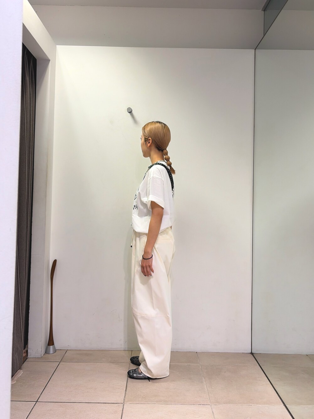 ホワイト系のTシャツ/カットソー、ホワイト系のその他パンツ、ピンク系のスマホグッズを着用したレディースの夏コーディネートの3枚目の写真