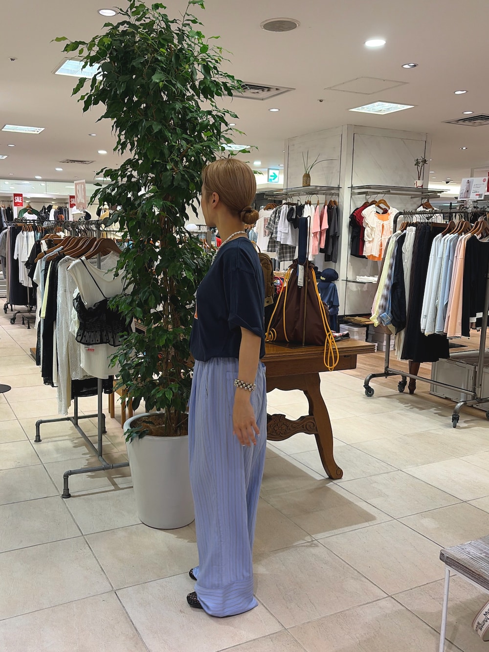 ブルー系のTシャツ/カットソー、ブルー系のその他パンツ、ブラック系のパンプスを着用したレディースの夏コーディネートの2枚目の写真