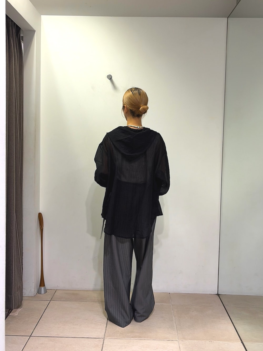 グレー系のスラックス、ホワイト系のタンクトップ、ブラック系のシャツ/ブラウスを着用したレディースの夏コーディネートの2枚目の写真
