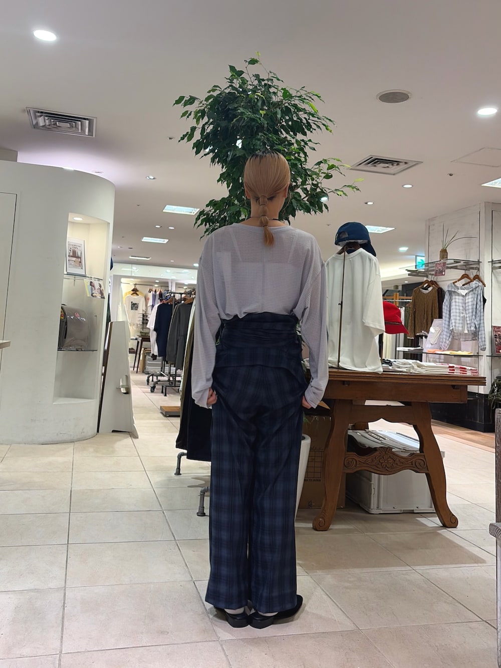 グレー系のTシャツ/カットソー、ブラック系のパンプス、ブルー系のサロペット/オーバーオールを着用したレディースの秋コーディネートの3枚目の写真