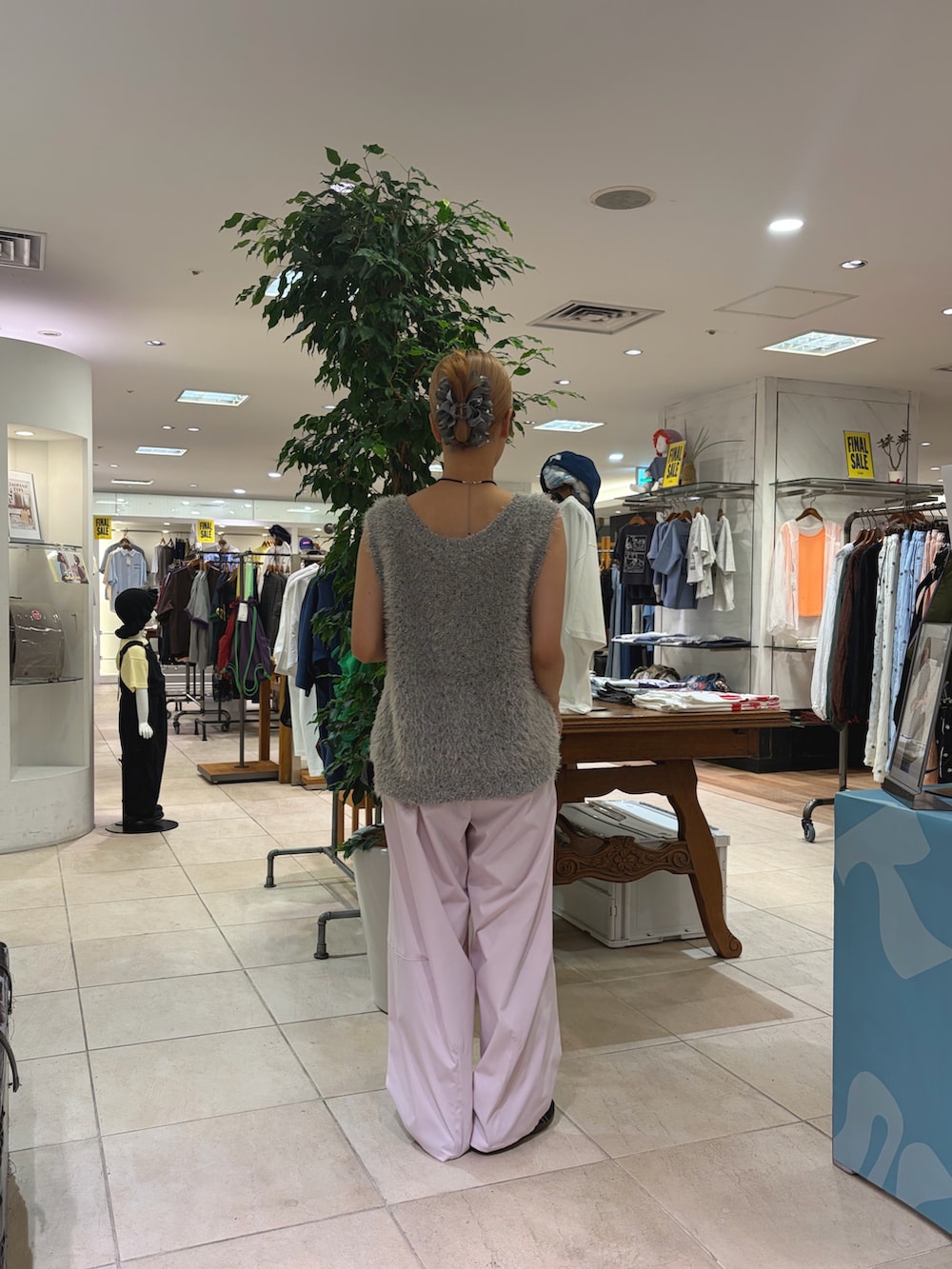 グレー系のベスト、ピンク系のその他パンツ、ブラック系のショルダーバッグを着用したレディースの夏コーディネートの2枚目の写真