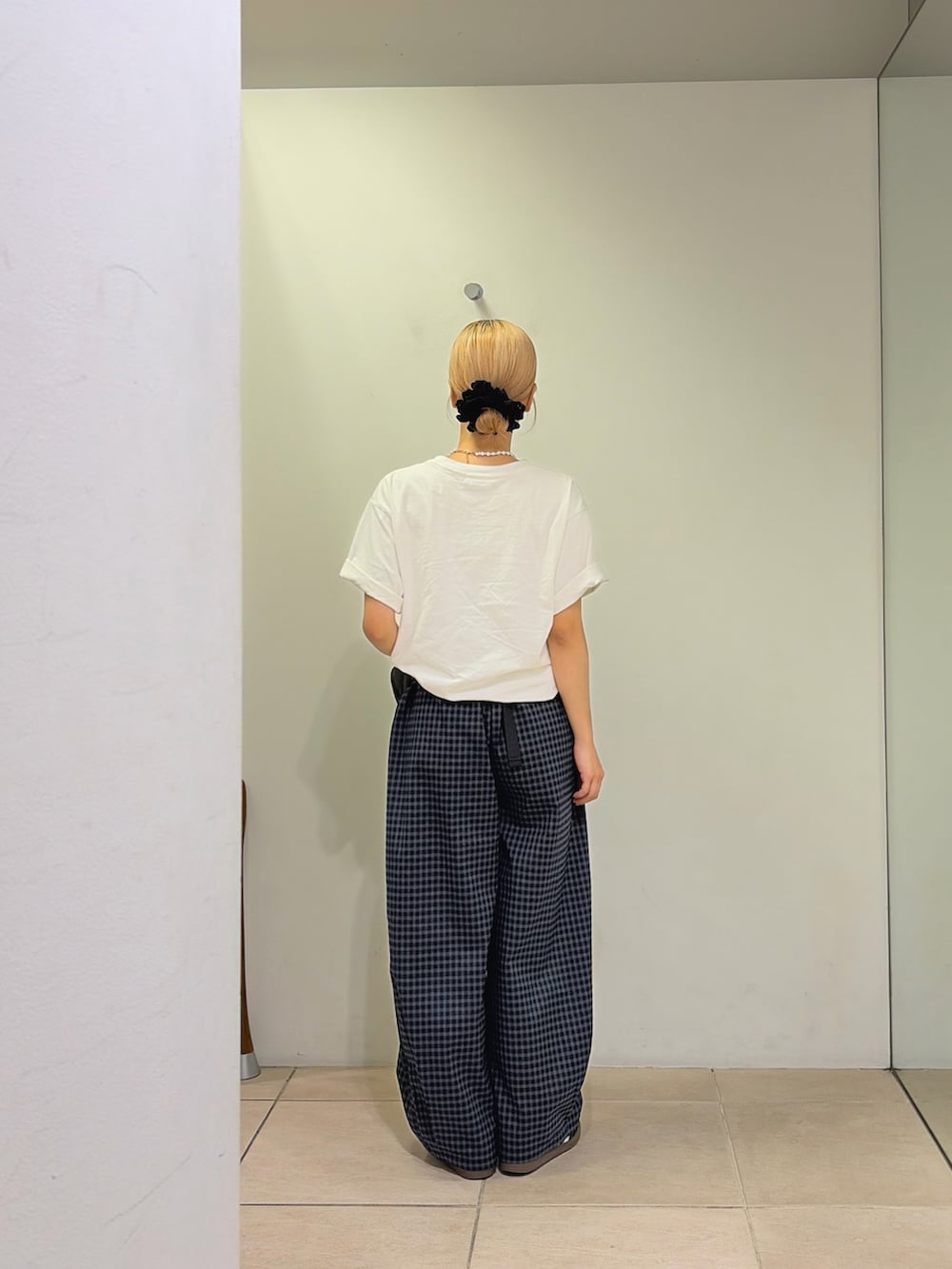 ホワイト系のTシャツ/カットソー、ブルー系のその他パンツを着用したレディースの夏コーディネートの2枚目の写真