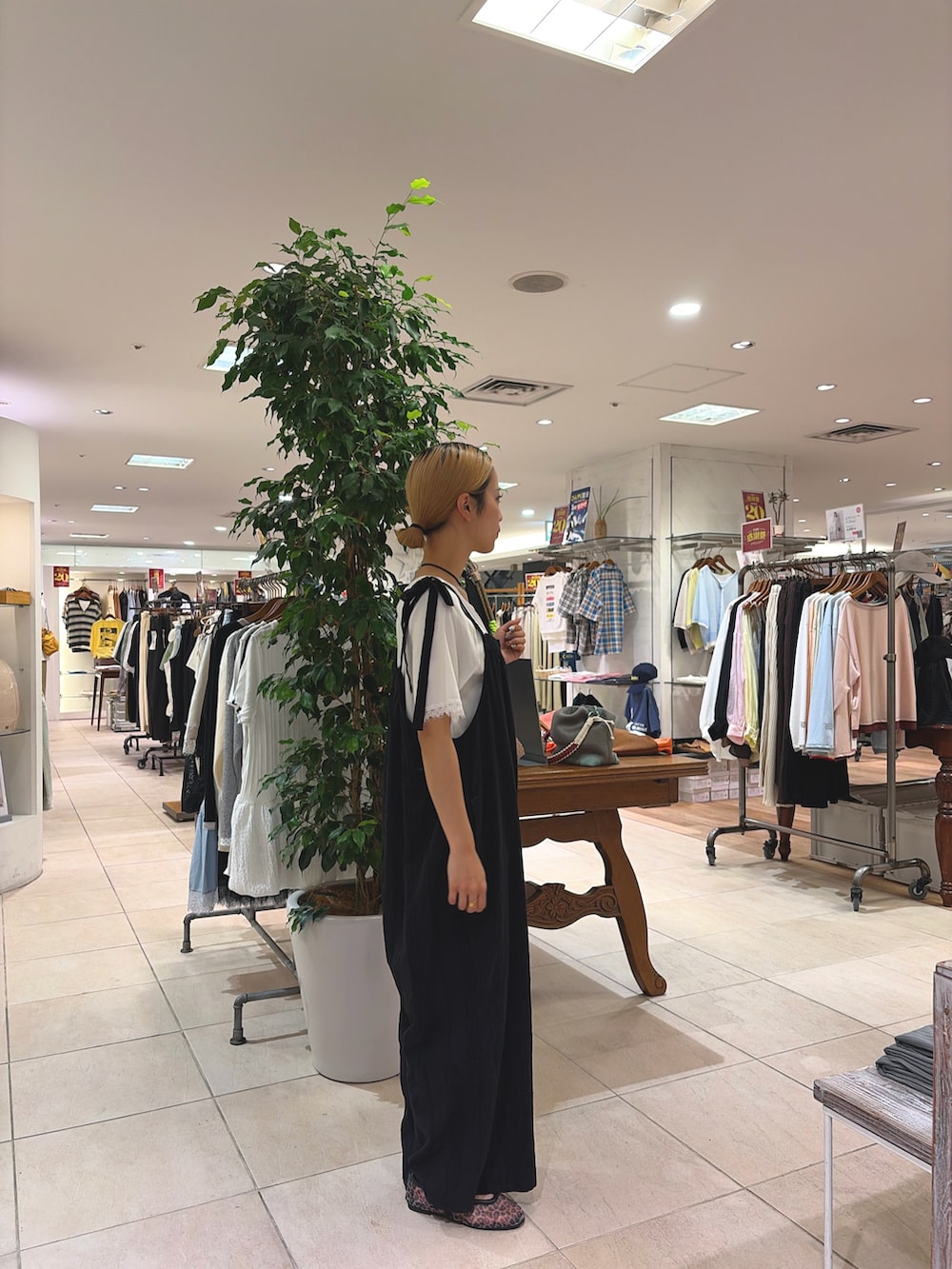 ホワイト系のTシャツ/カットソー、ブラック系のサロペット/オーバーオール、ブラウン系のパンプスを着用したレディースの夏コーディネートの2枚目の写真