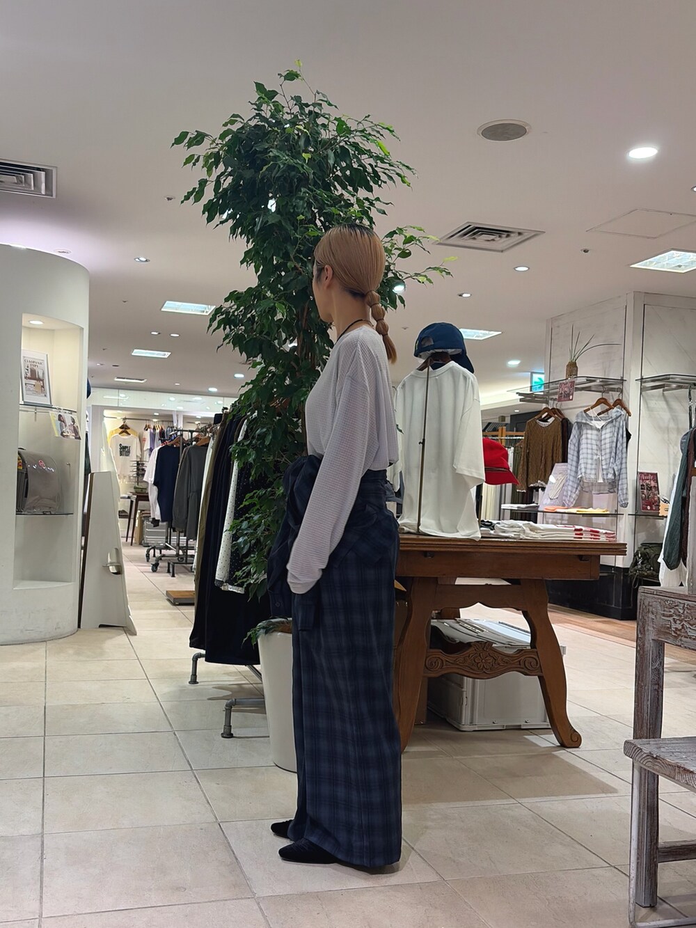 グレー系のTシャツ/カットソー、ブラック系のパンプス、ブルー系のサロペット/オーバーオールを着用したレディースの秋コーディネートの4枚目の写真