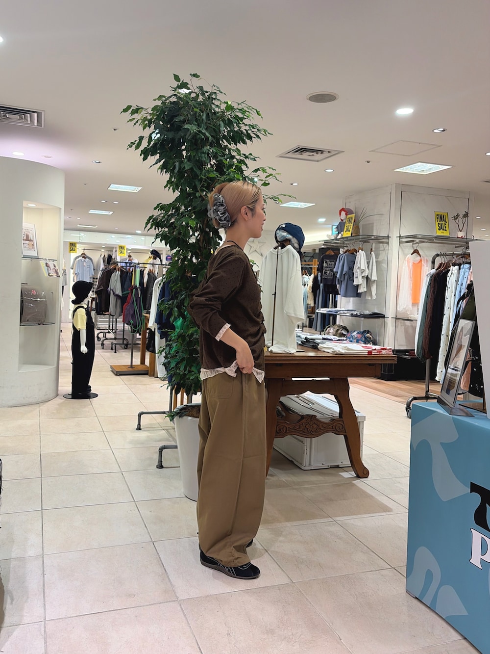 ベージュ系のその他パンツ、ブラウン系のカーディガン/ボレロを着用したレディースの夏コーディネートの2枚目の写真