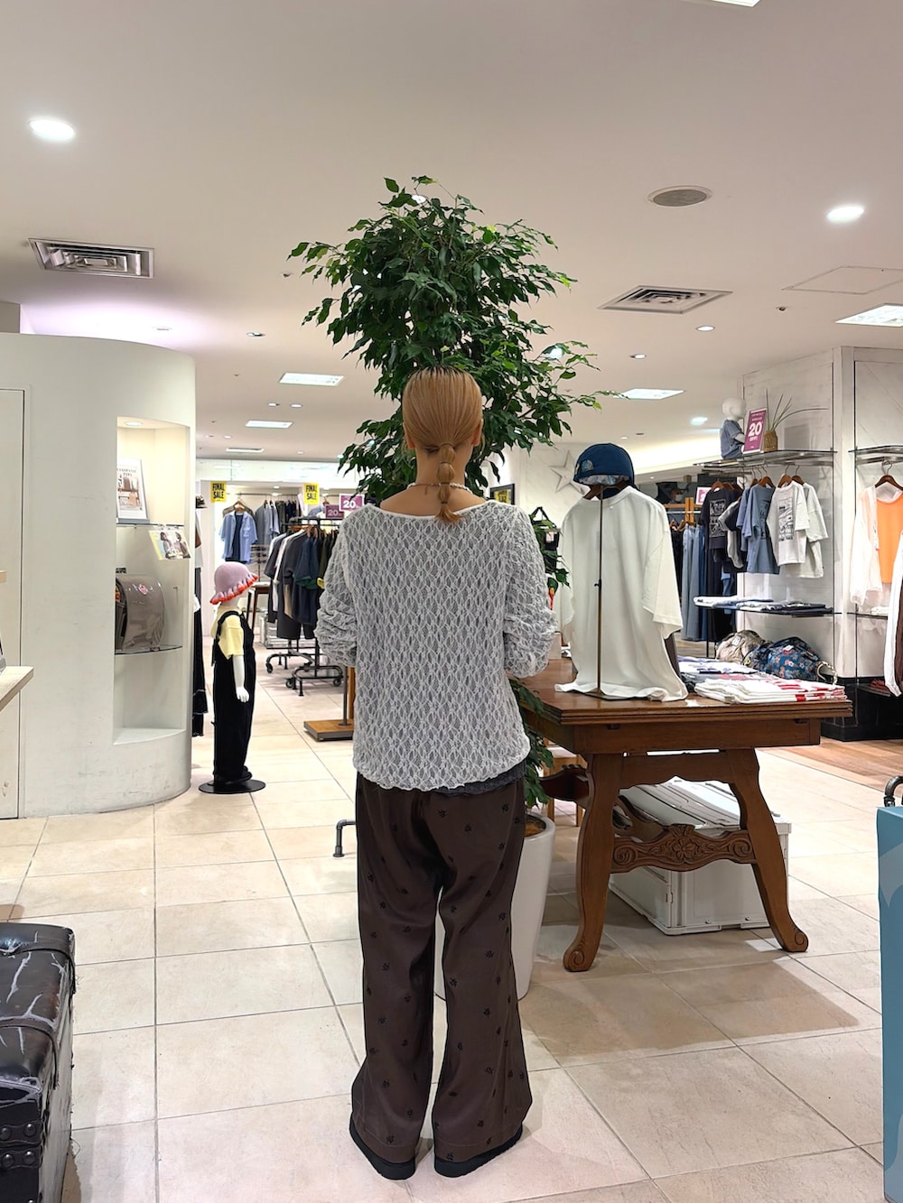 ブラウン系のスラックス、ホワイト系のカーディガン/ボレロ、ブラック系のその他シューズを着用したレディースの夏コーディネートの3枚目の写真