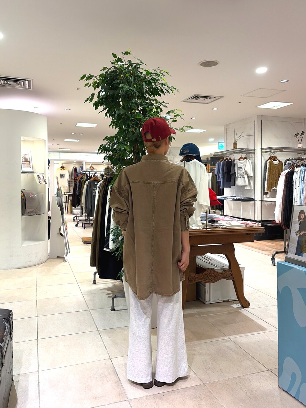 ベージュ系のブルゾン、グレー系のその他パンツ、ブラウン系のパンプスを着用したレディースの秋コーディネートの3枚目の写真