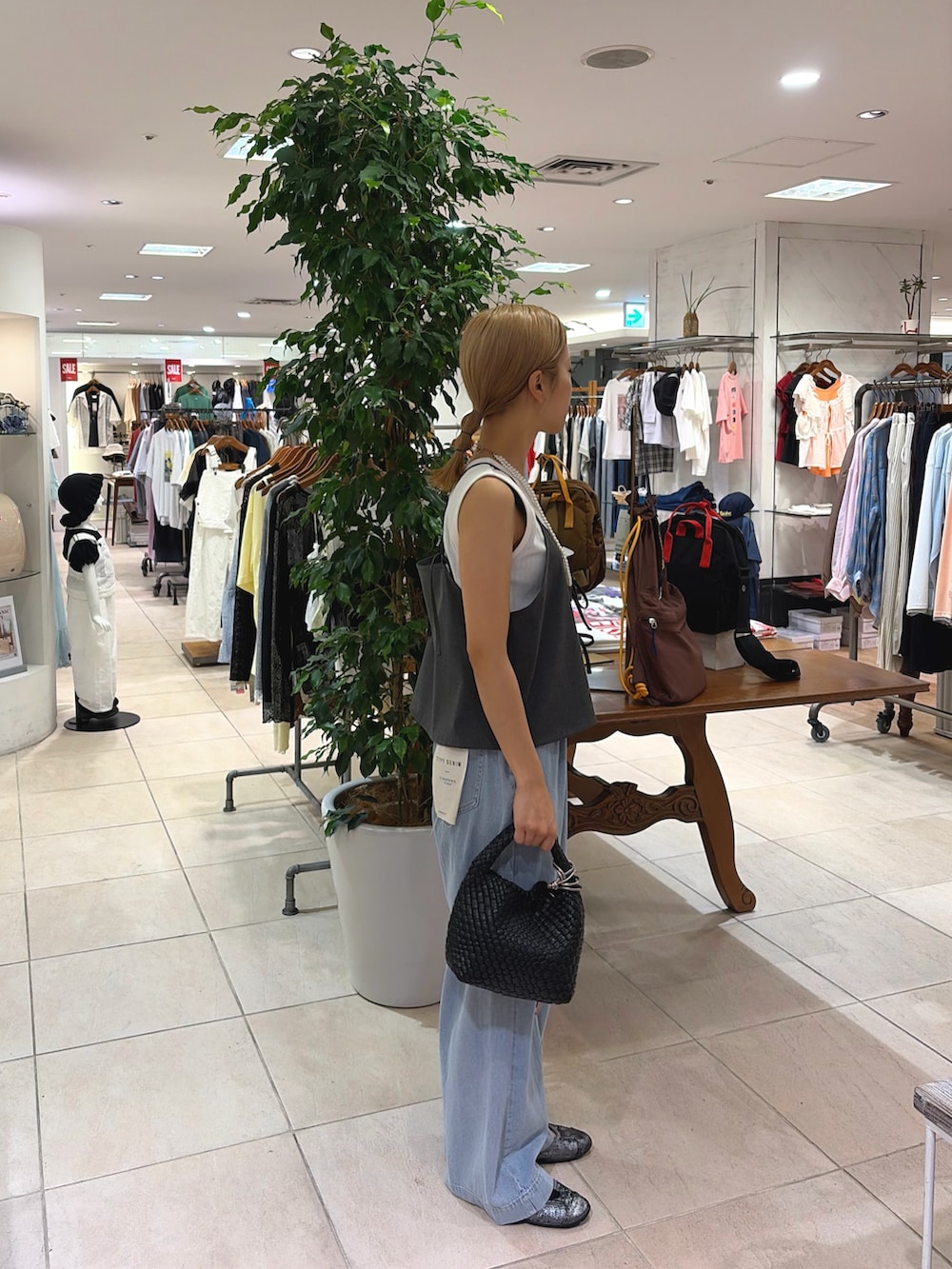 ホワイト系のタンクトップ、グリーン系のシャツ/ブラウス、ブルー系のデニムパンツを着用したレディースの夏コーディネートの2枚目の写真