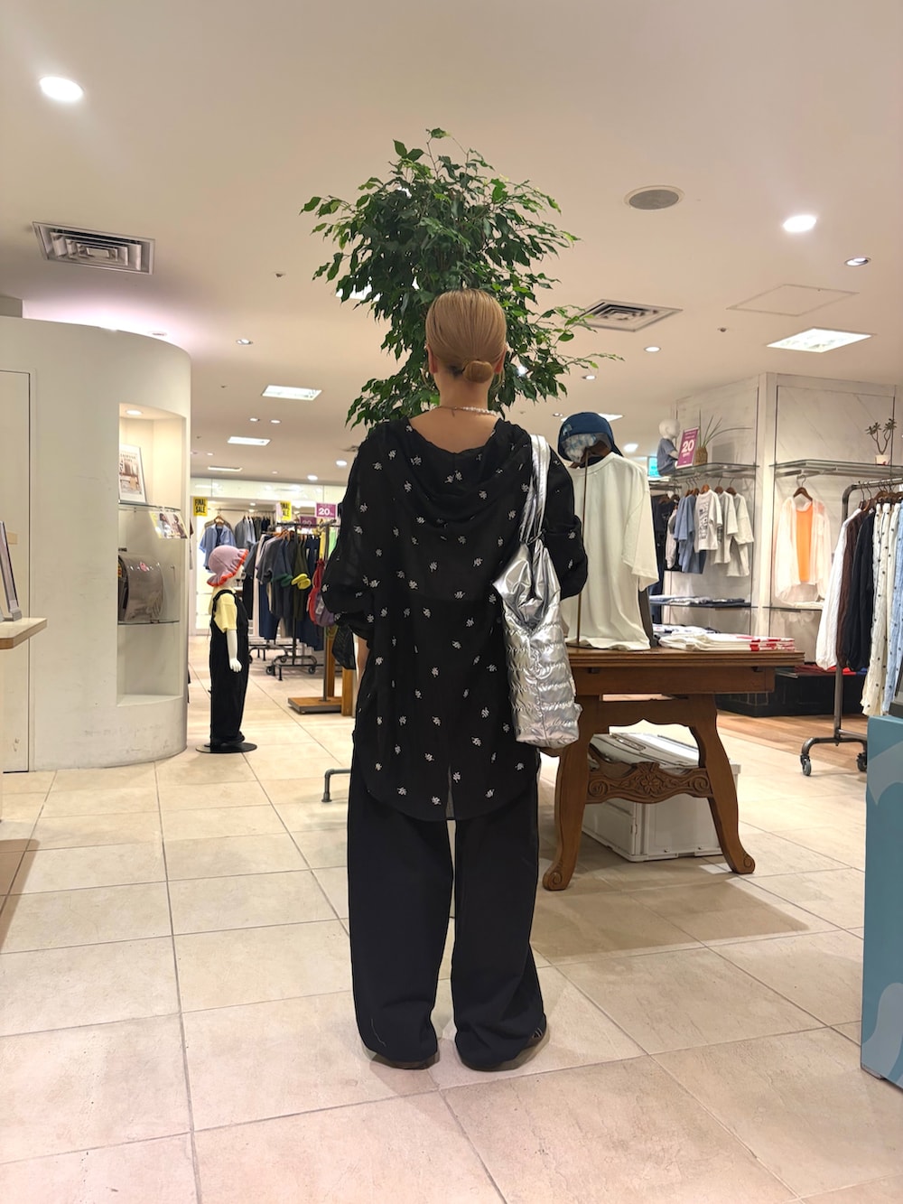 ブラック系のシャツ/ブラウス、シルバー系のショルダーバッグ、ブラック系のその他パンツを着用したレディースの夏コーディネートの2枚目の写真