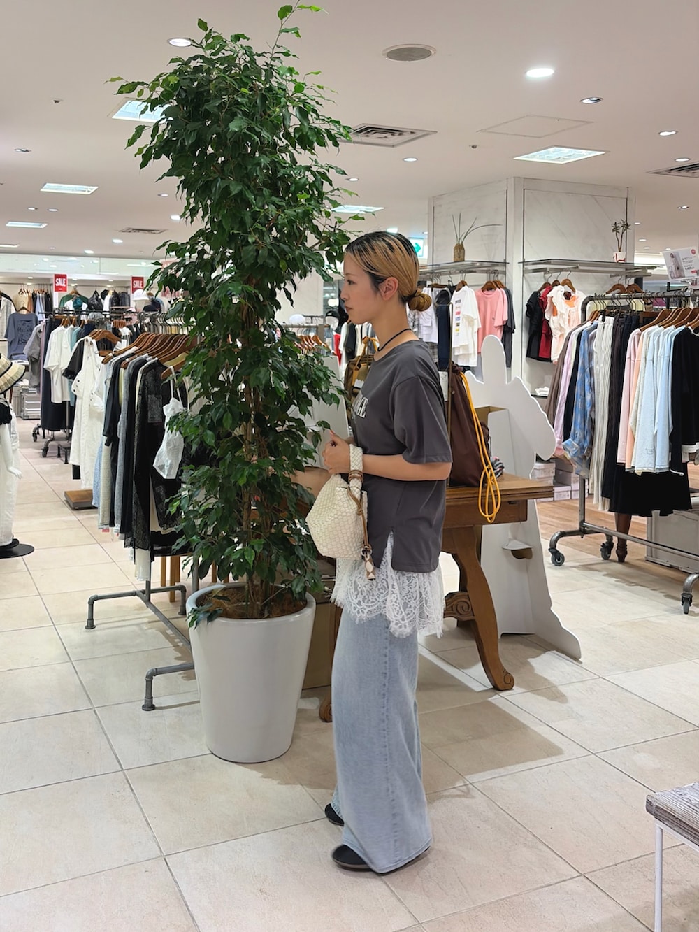 グレー系のTシャツ/カットソー、ホワイト系のショルダーバッグ、ホワイト系のキャミソールを着用したレディースの夏コーディネートの2枚目の写真